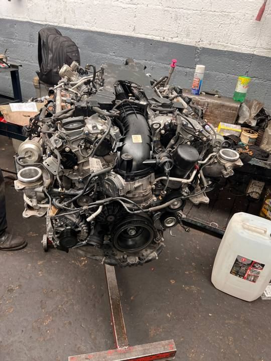 Motor ya reparado sobre soporte, antes de montarlo en el vehículo